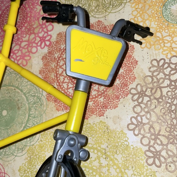 Moxie Girlz Vintage Lexi Artitude Doll with Bike - Picture 10 of 10